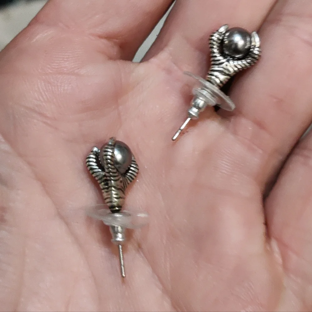 🐉 Vintage 90s dragon claw stud earrings